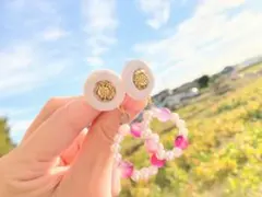 白色・ゴールドローズのヴィンテージボタンと天然石リースの様なピアス