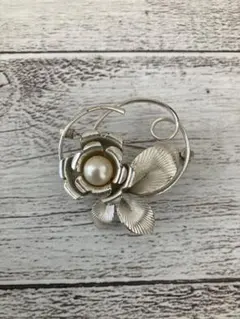 シルバー色の花とパールのブローチ