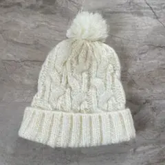 ポンポン白ニット帽 アイボリー ケーブル編み ニット帽