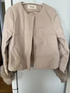 タグ付き新品未使用シミシワ多数あり、ノーカラージャケット ベージュ ファー付き