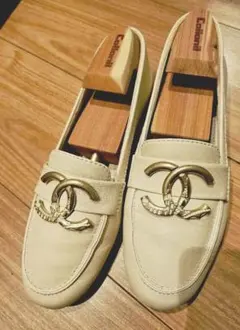 CHANEL CCロゴローファー 革靴 ベージュ 36.5Cのサムネイル