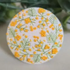 #055　ミモザ　刺繍ブローチ　ハンドメイド　くるみボタン