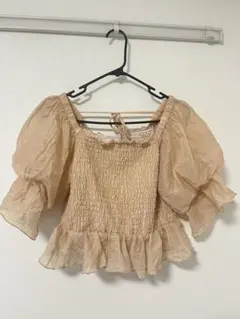 NICE CLAUP ベージュ フリル付き パフスリーブブラウス