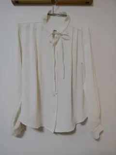 ジョーゼットリボンブラウス 旧品 ホワイト（アイボリー） - メルカリ