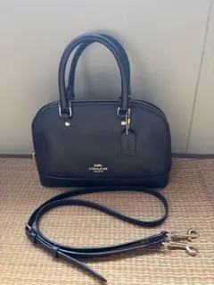 Coach 黒 ハンドバッグ 取り外し可能ストラップ付き - メルカリ