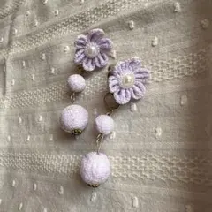 薄紫 花とボールのイヤリング