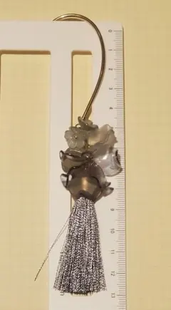 ハンドメイド　サクラ グラデーショングレー花びらイヤーフック