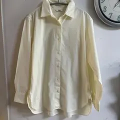 ユニクロ淡い黄色の長袖シャツ