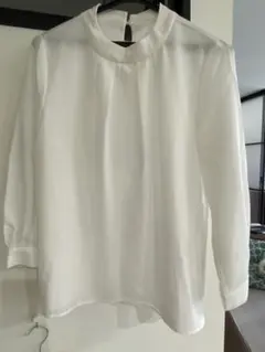 ホワイト シンプルな長袖ブラウス