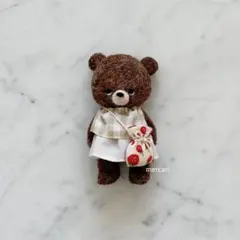羊毛フェルト　ハンドメイド　くまさんブローチ　いちご柄巾着ポシェット