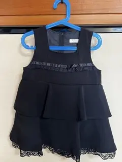 黒いフリル付きワンピース