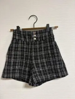 黒と白のチェック柄半ズボン