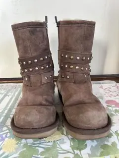 UGG スタッズ付きブラウンムートンブーツ