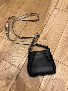 美品 ステラマッカートニー　ブラック サコッシュ 三角形フォルム