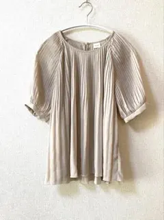 ベージュ プリーツ 半袖ブラウス Mサイズ