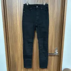 ユニクロ 黒パンツ