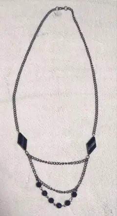 シックなデザインの二重ネックレス