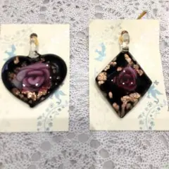 バラ模様のガラスペンダントトップ2点セット