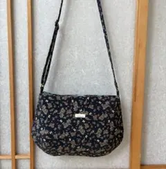 ダークブルーにペイズリー柄のコーデュロイ生地　ダーツで丸みのあるショルダーバッグ