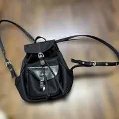 黒のナイロンレザーバックパック