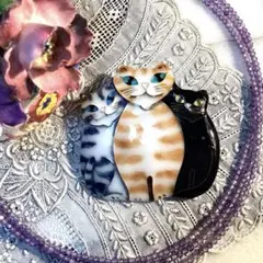 三匹の猫ちゃんの七宝焼きブローチ