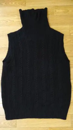 タートルネックのニットベスト