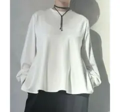 タグ付き完売品　BEARDSLEY ビアズリー　フレアプルオーバー　ホワイト白のサムネイル
