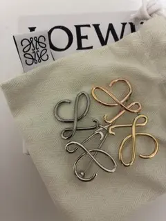 LOEWE シルバーブローチ リボンモチーフ - メルカリ