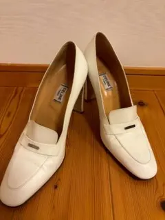 CELINE　ホワイトレザー　高めヒール　ローファーのサムネイル