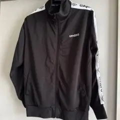 umbro ブラック ジップアップ