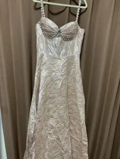 ピンクのビーズ装飾ロングドレス