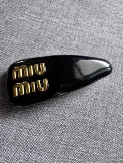 MIUロゴ入りヘアバレッタ　クリップ　アクセサリーブラックのサムネイル