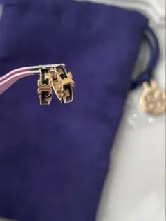 トリーバーチ　フープピアス　Tモノグラム　ブラック　ゴールド