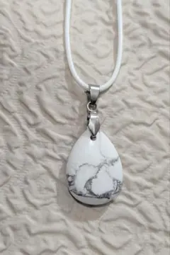 【フォーチュン幸運の石】　ホワイトターコイズ　ペンダント　ネックレス