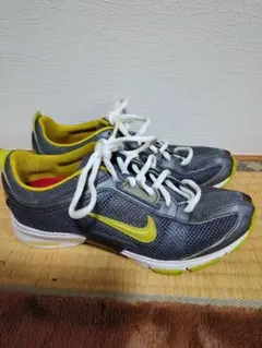 Nike グレー/イエロー スニーカー