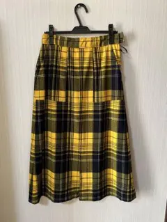 イエローとブラックのチェック柄タイトスカート