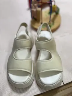 クリーム色オープントゥスポーツサンダル