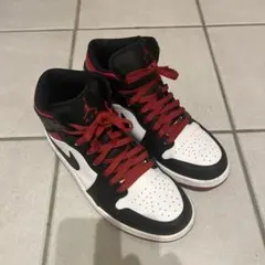 NIKE AIR JORDAN 1 MID ブラック ホワイト レッドのサムネイル