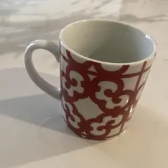 幾何学模様の赤白マグカップ