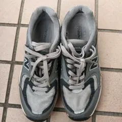 New Balance スニーカー グレーのサムネイル