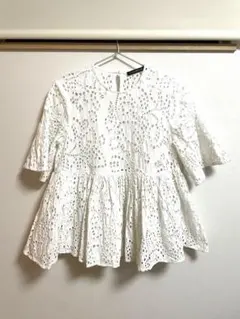 ツルバイマリコオイカワ　刺繍入りホワイトフレアトップス　ブラウス