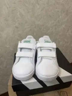 adidas スニーカー