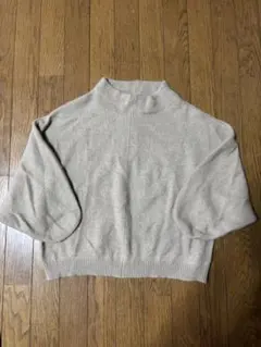 ベージュ ハイネック バルーンスリーブ ニット