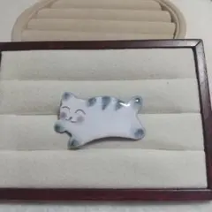 ヴィンテージ　レトロ　USED猫の形 陶器ブローチ　ピンブローチ