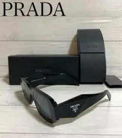 【PRADA】スクエアサングラス シンボル ミラノ ケース付 SPR17W 黒 Prada Eyewear プラダ シンボル スクエアサングラス | ブラック