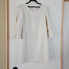 Bye Bye ベージュ Vネック ミニワンピース