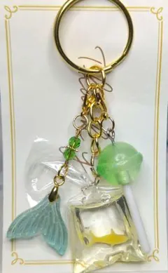 キラキラグリーンアイスキーホルダー　レジン　ハンドメイド　緑　星　アイスクリーム キラキラグリーンアイスキーホルダー レジン ハンドメイド 緑 星