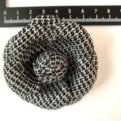 お値下げ！匿名配送　コサージュ　ツイード風花形ブローチ ブラック・ホワイト