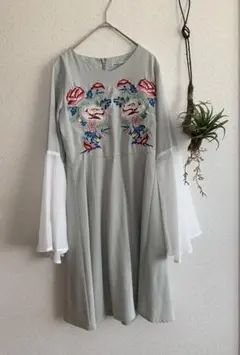 新品タグ付きMillion Caratsミリオンカラッツ　膝下ワンピース　花刺繍