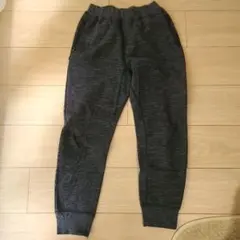 UNIQLOダークグレー スリムフィットパンツ